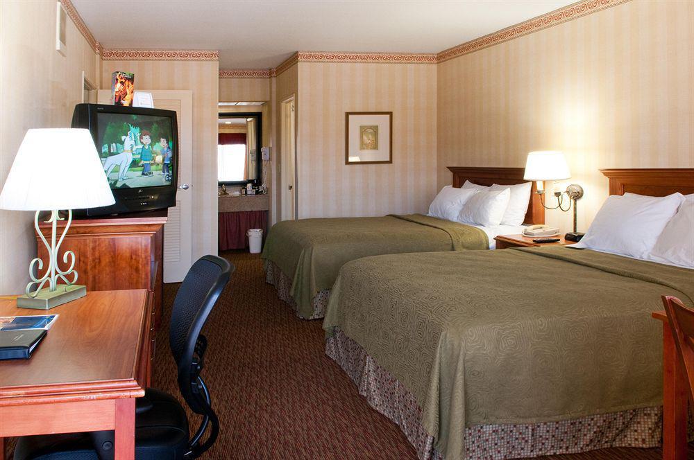 Best Western Plus Raffles Inn & Suites Анагайм Номер фото